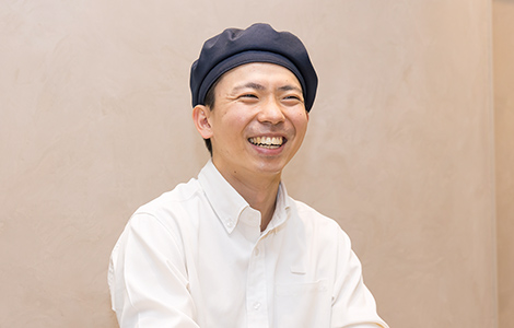 インタビュー中のM.Y.さん