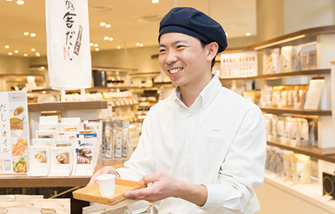 試食品をお勧めしているM.Y.さん