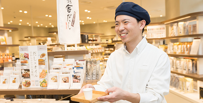 試食品をお勧めしているM.Y.さん