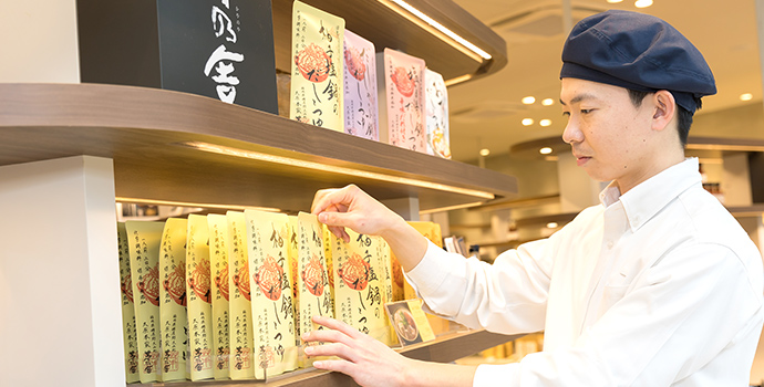 商品を陳列しているM.Y.さん