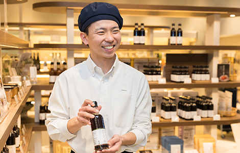 商品を紹介しているM.Y.さん