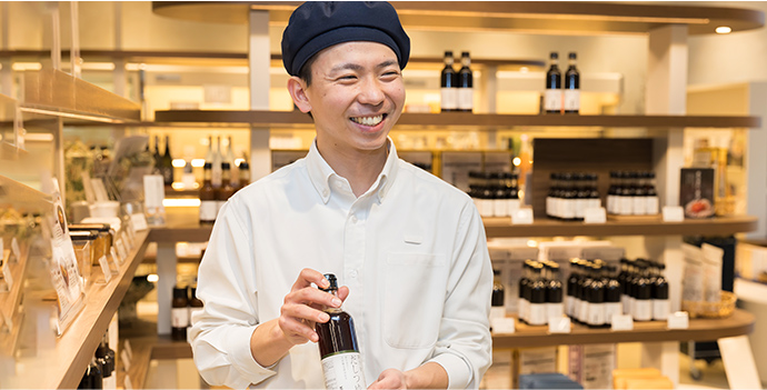 商品を紹介しているM.Y.さん