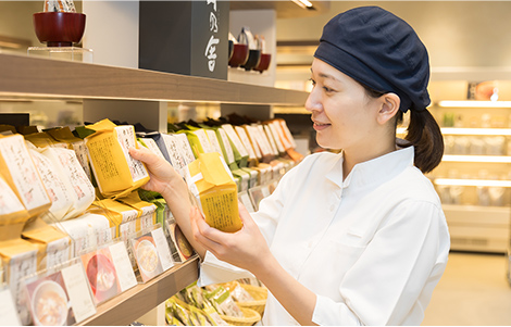 商品を陳列しているF.H.さん