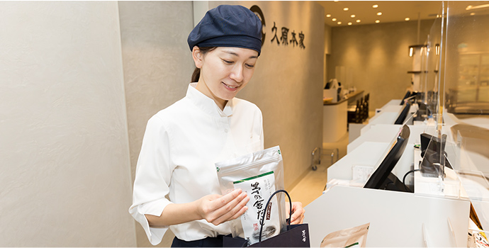 商品を梱包しているF.H.さん